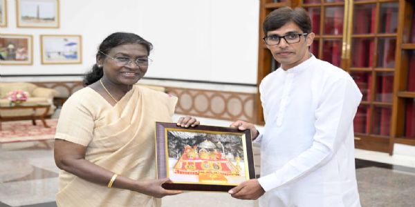 मुश्ताक इंकलाबी ने आदि-कर्मयोगी अभियान के तहत राष्ट्रपति भवन में जम्मू-कश्मीर के आदिवासियों का प्रतिनिधित्व किया