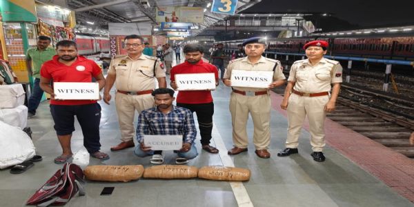 पूसीरे के आरपीएफ ने 6.20 लाख रुपये से अधिक मूल्य के प्रतिबंधित सामान (गांजा) किया जब्त