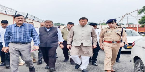 प्रधानमंत्री के आगमन से पहले मुख्यमंत्री ने जौलीग्रांट एयरपोर्ट का किया निरीक्षण