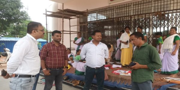 ठेकेदार के मुंशी ने अस्पताल के नये भवन में जड़ा ताला, बीडीओ की फटकार के बाद खुला ताला