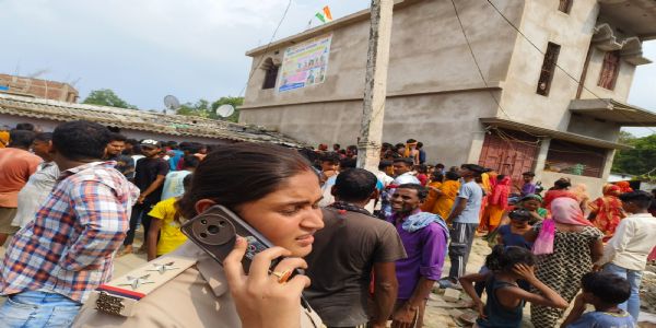 रघुनाथपुर मे दो पड़ोसियों के बीच हुई मारपीट व चाकूबाजी,एक महिला की मौत
