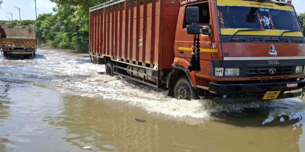बहादुरगढ़ की कई कॉलोनी व टीकरी बॉर्डर पर जलभराव से हालात खराब