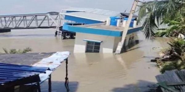 डायमंड हार्बर में बांध धंसने से नूरपुर जेटी घाट पर बंद हुई फेरी सेवा