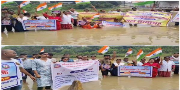 रायगढ़ :अनिश्चितकालीन हड़ताल के 23वें दिन केलो नदी में राष्ट्रीय स्वास्थ्य कर्मचारियों का जल सत्याग्रह