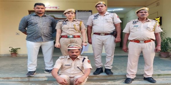 पुलिस अधिकारी बनकर लोगों से पैसे ऐंठने वाला फर्जी गिरफ्तार