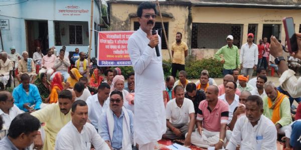 भ्रष्टाचार के विरोध में जनप्रतिनिधियों ने दिया धरना