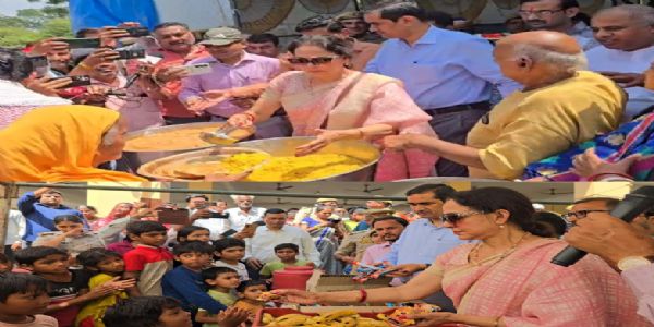 सांसद हेमा ने बाढ़ पीड़ित परिवारों को परोसा भोजन