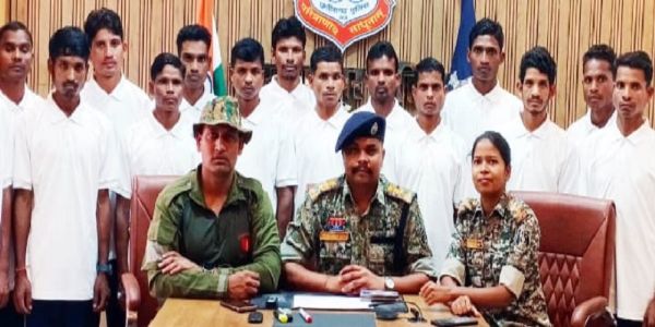 छत्तीसगढ़ के नारायणपुर में 16 नक्सलियों ने किया आत्मसमर्पण