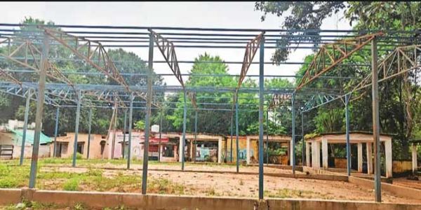 कांकेर में बाजार शेड का ढांचा तैयार, टीन शेड का काम एक वर्ष बाद भी अधूरा