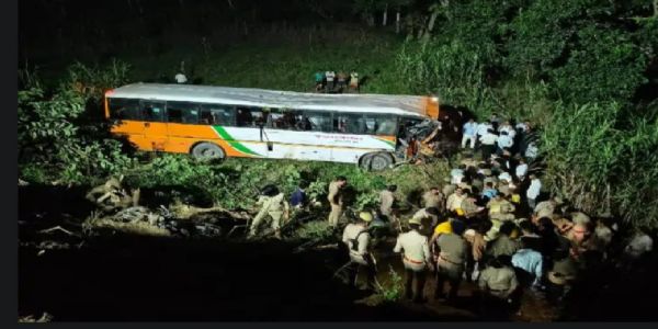 लखनऊ में रोडवेज बस टैंकर से टकराकर खाई में पलटी, कई यात्रियों की मौत, 20 से ज्यादा घायल