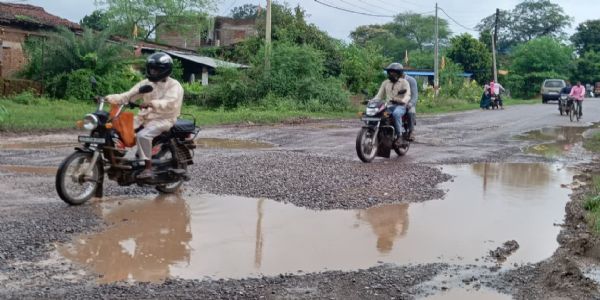 धमतरी : सड़कों में गड्ढों ने बढ़ाई राहगीरों की परेशानी