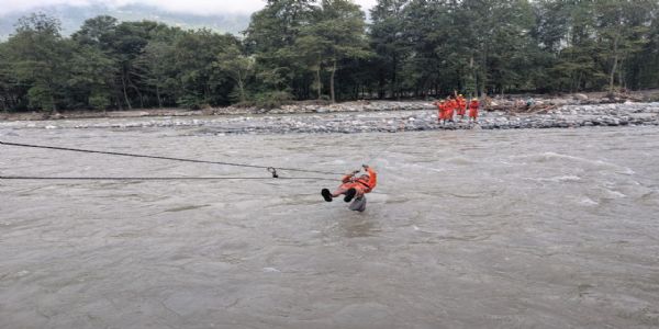 हिमाचल में भारी बारिश का अलर्ट, कुल्लू में नदी में फंसे दो लोगों का रेस्क्यू