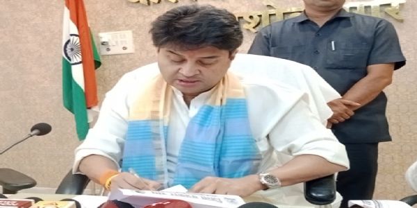 अशोकनगर: ट्रेन चलाने जिला पत्रकार संज्ञ ने सिंधिया को दिया मांग पत्र