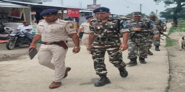 एसएसबी और थाना पुलिस की संयुक्त रूप से किया भारत नेपाल सीमा पर फ्लैग मार्च