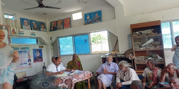 खैरखां वृद्धजन कल्याण केंद्र परिसर में चश्मा वितरण कार्यक्रम का आयोजन