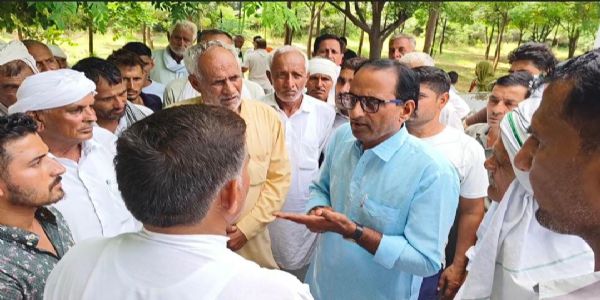 कैथल में खाद की किल्लत से किसानों ने सहकारी समिति के गेट पर जड़ा ताला