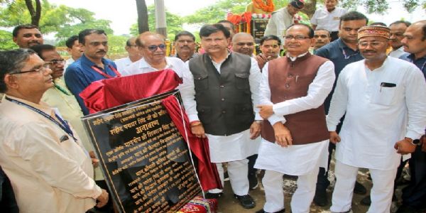 केन्द्रीय मंत्री शिवराज सिंह ने किया अमर शहीद पद्मधर सिंह की प्रतिमा का अनावरण