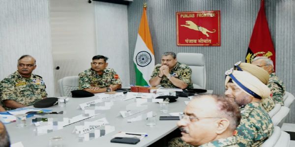 बीएसएफ के वरिष्ठ अधिकारियों ने बाढ़ग्रस्त क्षेत्रों का किया हवाई सर्वेक्षण