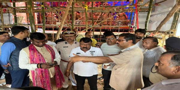 उपायुक्त‍ ने पूजा पंडाल में सुरक्षा इंतजामों का किया निरीक्षण