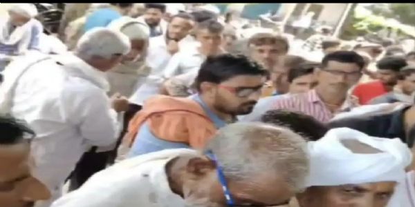 खाद की कमी से किसान परेशान, धक्का-मुक्की एक महिला घायल