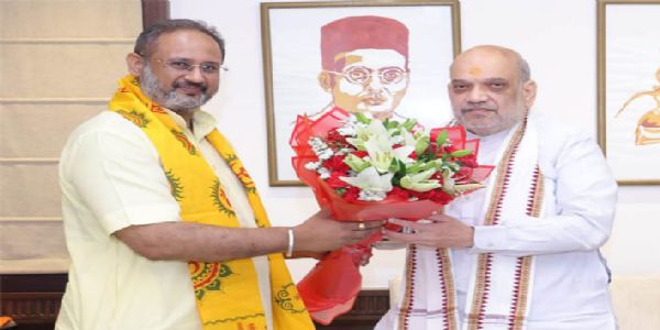 केन्द्रीय गृहमंत्री अमित शाह से डॉ. चिन्मय पंड्या ने की शिष्टाचार भेंट