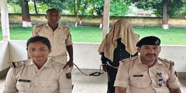 अवैध हथियार के साथ फरार अभियुक्त कृष्णा झा गिरफ्तार, कई मामले है दर्ज