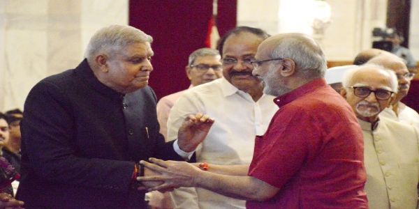 उपराष्ट्रपति पद से इस्तीफे के बाद पहली बार सार्वजनिक मंच पर दिखे धनखड़, राधाकृष्णन को दी बधाई