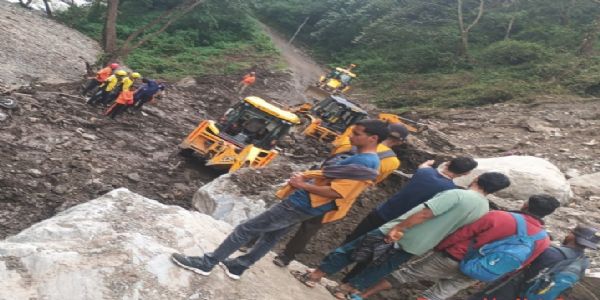 आपदा प्रभावित छेनागाड़ में खोज एवं बचाव कार्य जारी
