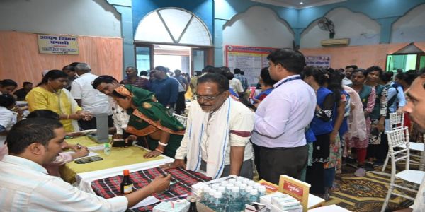 छत्तीसगढ़ रजत जयंती महोत्सव: श्रमिकों के स्वास्थ्य जांच शिविर में पांच सौ से अधिक श्रमिकों ने लिया स्वास्थ्य लाभ