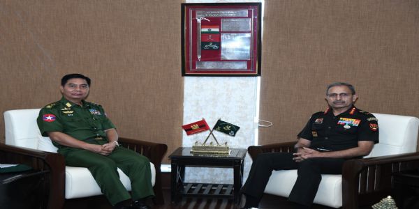 म्यांमार सेना का प्रतिनिधिमंडल पहुंचा पूर्वी कमान मुख्यालय, उपहार में दी आईटी लैब उपकरण