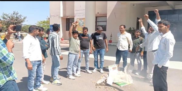 जींद : संगठन ने फूंका होस्टल वार्डन का पुतला