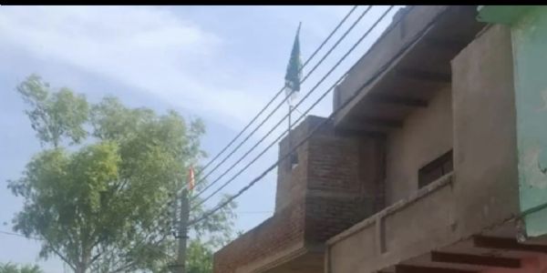 तिरंगा से ऊंचा धार्मिक झंडा लगाने पर आक्राेश, पुलिस ने उतरवाया