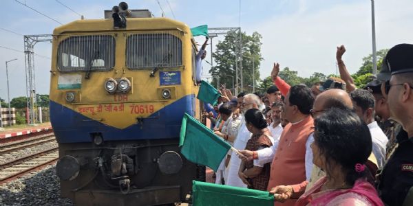 (अपडेट) बिहार में अररिया जिले के नरपतगंज से जनसाधारण एक्सप्रेस ट्रेन को हरी झंडी दिखाकर सांसद ने किया रवाना