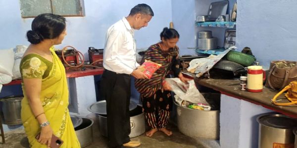 12 विद्यालयों में 11 एमडीएम के नमूने संग्रहित, जांच के लिए प्रयोगशाला भेजा