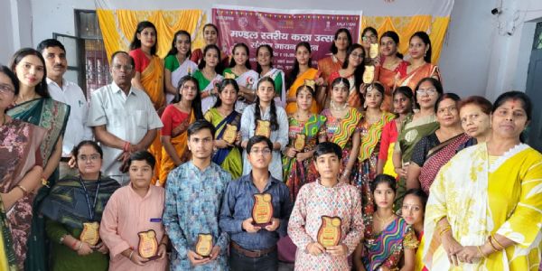 संगीत गायन में जेआर अग्रवाल कन्या इन्टर कालेज मुरादाबाद की टीम मंडल में अव्वल