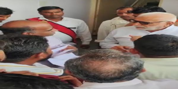 राजगढ़ः ग्रामीणों ने देह व्यापार को रोकने की मांग को लेकर कलेक्टर को सौंपा ज्ञापन