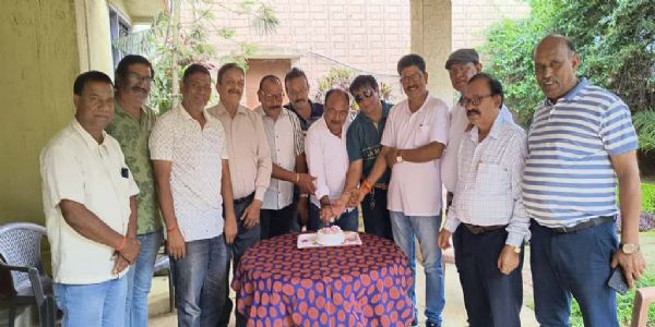 खूंटी जिले के 18वें स्थापना दिवस पर खूंटी क्लब में काटा गया केक