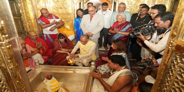 मॉरीशस के प्रधानमंत्री डॉ नवीनचंद्र रामगुलाम ने श्री काशी विश्वनाथ मंदिर में हाजिरी लगाई