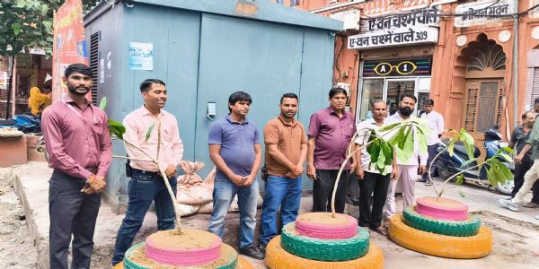 हेरिटेज निगम कचरा डिपो को खत्म कर रंगीन टायरों से सजाकर कर रहे प्लांटेशन