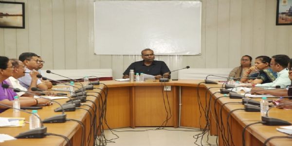सीएम हेल्पलाइन की शिकायतों की संभागीय अधिकारी नियमित करें समीक्षा : संभागायुक्त सिंह