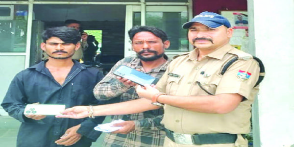 पुलिस ने खोए हुए 11 मोबाइल किए रिकवर कर लौटाए