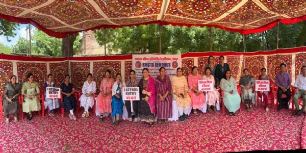 चिकित्सक शिक्षकों ने काली पट्टी बांधकर कार्य किया
