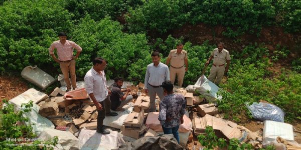 जंगल से पकड़ी नकली शराब बनाने की फैक्‍ट्री