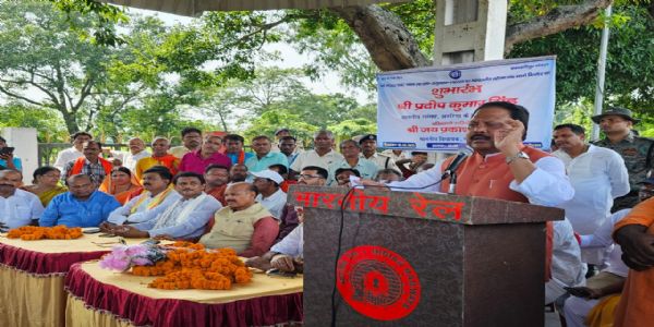 नरपतगंज को मिली जनसाधारण एक्सप्रेस की सौगात, सांसद ने दिखाई हरी झंडी