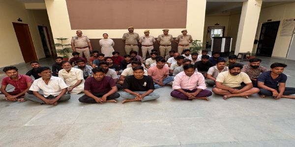 फेरी लगाकर सामान बेचने वाले 37 संदिग्ध लोग गिरफ्तार