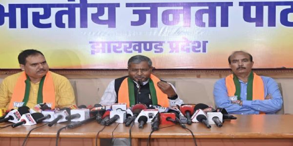 झारखंड के बालू घाटों को माफियाओं व दलालों को सौंपना चाहती है हेमंत सरकार: बाबूलाल