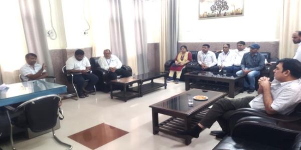 प्रयागराज छिवकी रेलवे स्टेशन पर चला काउंसिलिंग एवं चेकिंग अभियान