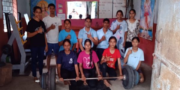 राज्यस्तरीय सब जूनियर वेटलिफ्टिंग प्रतियोगिता के लिए धमतरी टीम रवाना