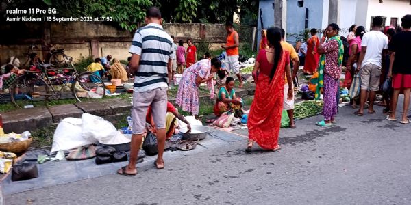 सीमा पार नेपाल में कर्फ्यू हटाया गया, लोग घरों से बाहर निकल जरूरत के समानों की खरीददारी की