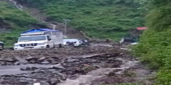हिमाचल में भारी बारिश का येलो अलर्ट, बिलासपुर में भारी नुकसान, सैकड़ों सड़कें ठप